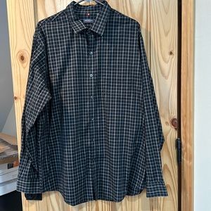 Men’s Van Huesen black plaid button down size XL